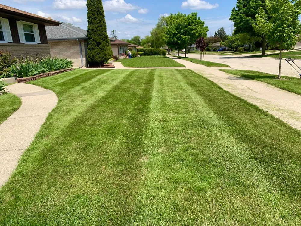 Expert lawn mowing service in Milwaukee, WI by Milwaukee Lawn Care
