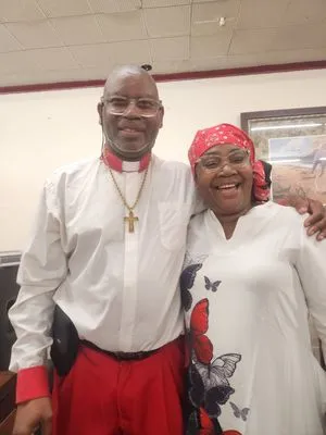 Miracle lawns service Logo