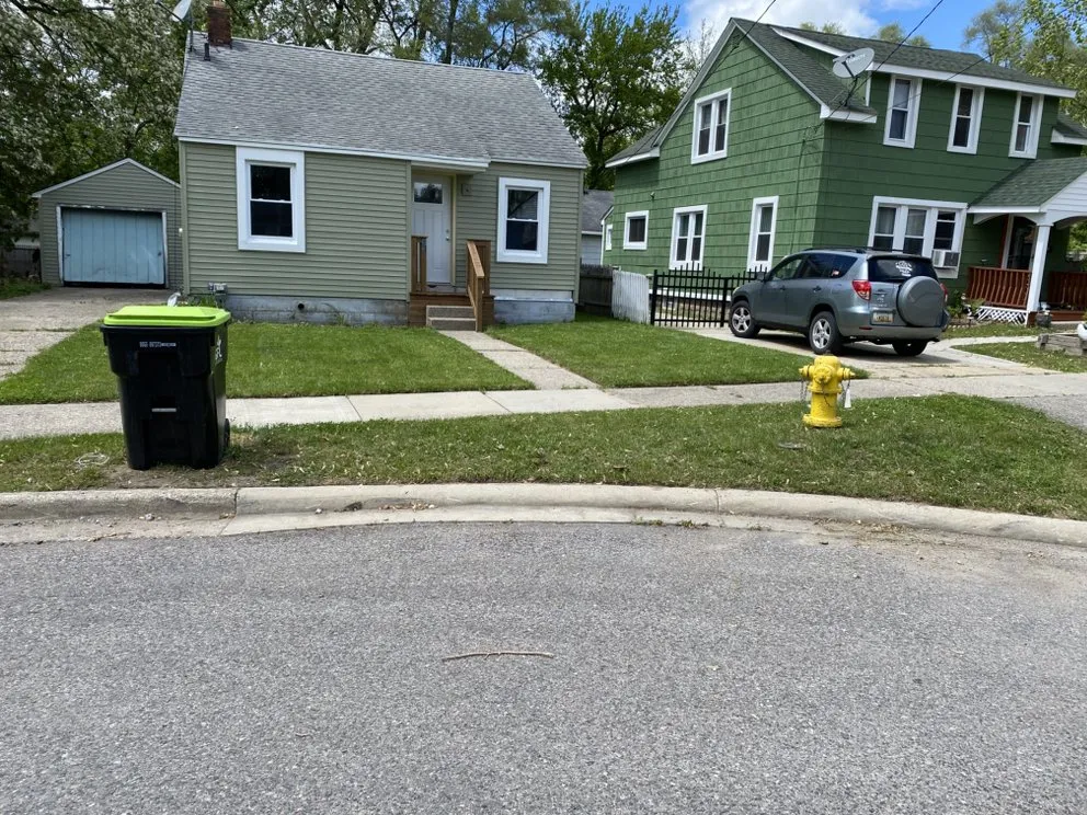 Expert yard cleanup service for year-round maintenance across Bloomfield Hills, MI - Mitchell & Company