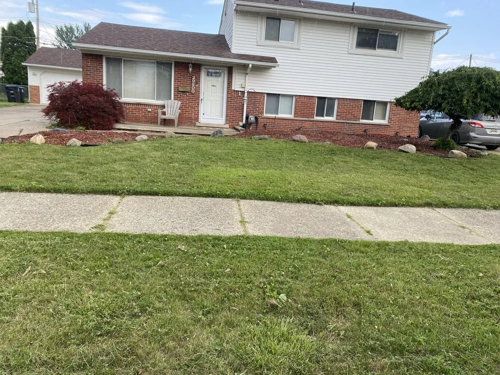 Affordable lawn mowing service in Bloomfield Hills, MI - Mitchell & Company