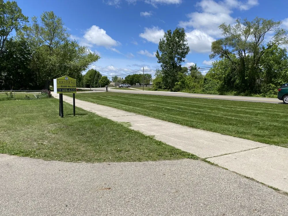 Top-rated lawn care service with custom design in Bloomfield Hills, MI by Mitchell & Company