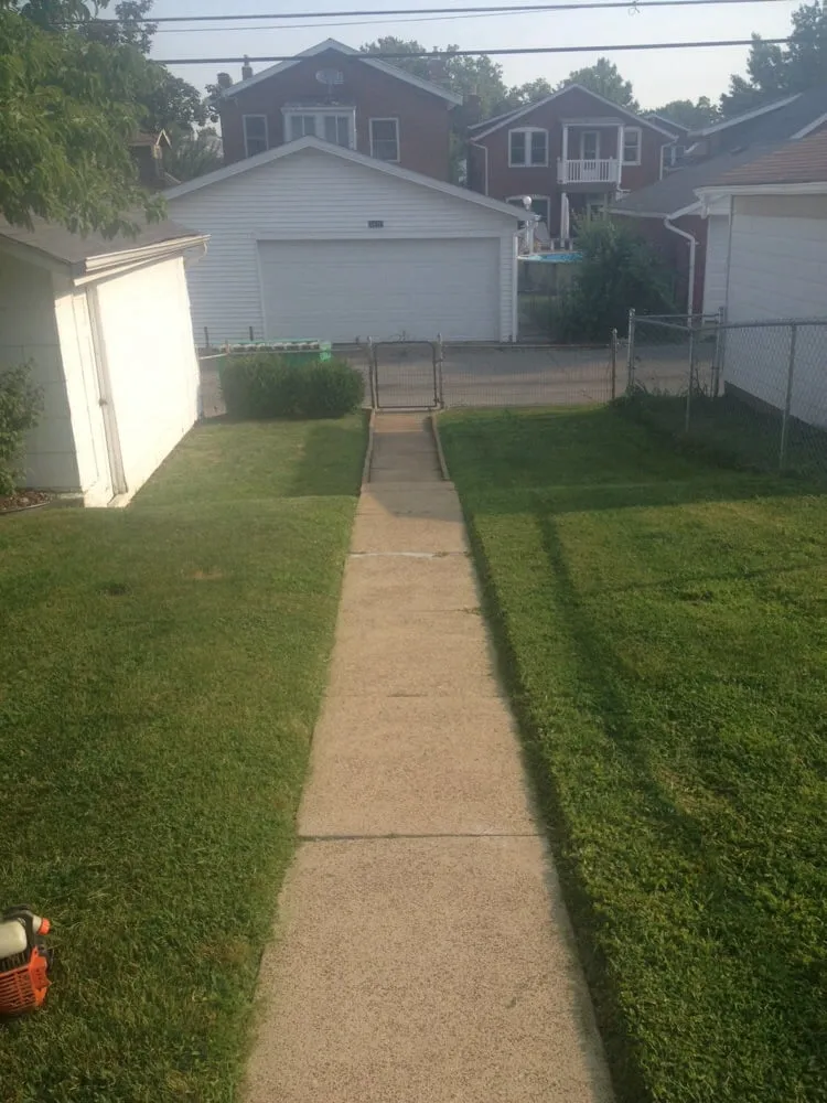 Professional lawn care service experts serving Saint Louis, MO - MJ Lawn