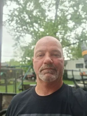 M&M Commercial Lawn and Landscaping Logo