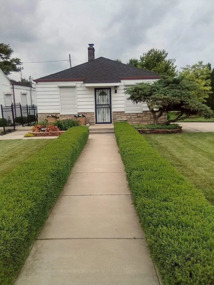 Reliable outdoor landscaping experts serving East Chicago, IN - MMNHD Truck Hauling