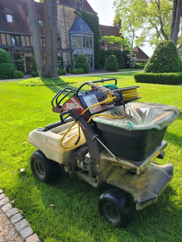 Expert lawn mowing service in Stamford, CT - MO & Son Tree & Lawn Care