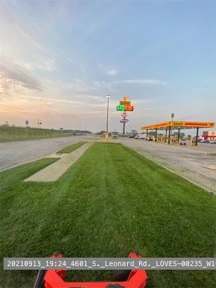 Professional lawn mowing service in Kansas City, MO by Mo Kutz Lawn & Snow Removal