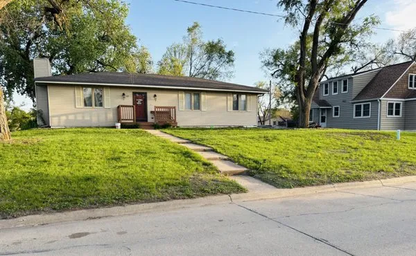 Moars Lawn and Services Logo