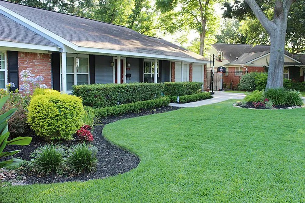 Professional landscaping services in Norfolk, VA by Moe's Lawn Care