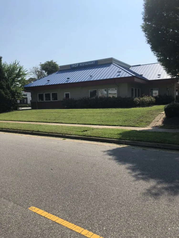 Reliable yard cleanup service for beautiful yards in Norfolk, VA by Moe's Lawn Care