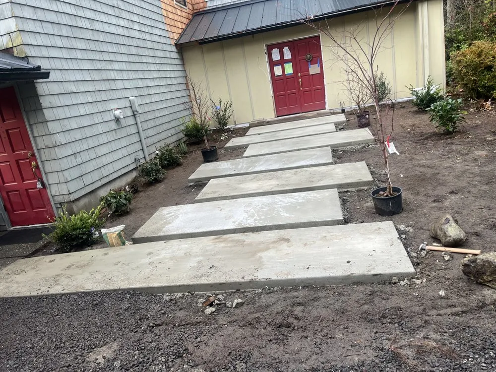 Local lawn care service near you in Federal Way, WA by Moises landscaping