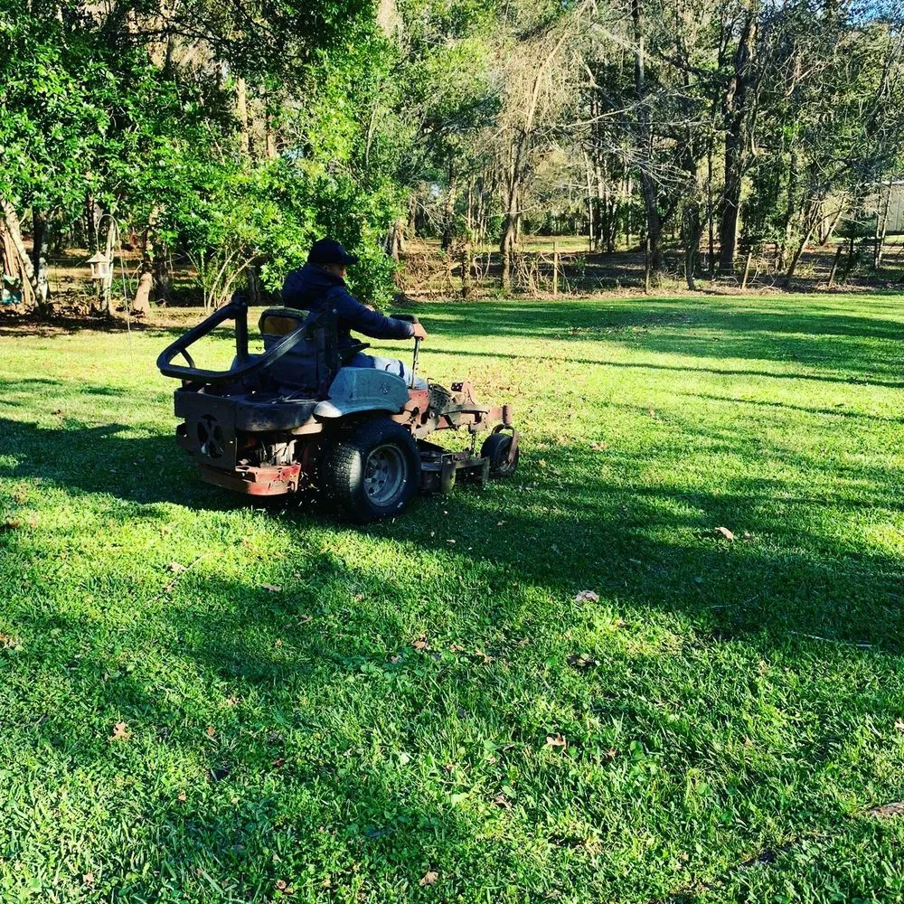 Reliable yard maintenance in Webster, TX - Moises Velasquez