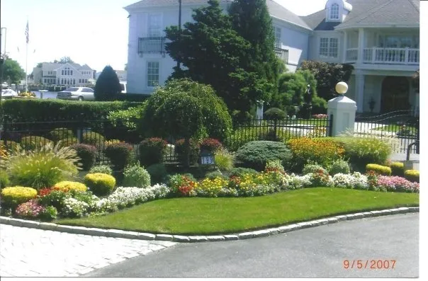 Reliable landscaping services experts serving Farmingdale, NY - Molloy Landscaping