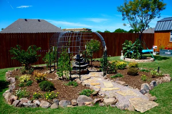 Monarch Tree & Landscaping Service Logo