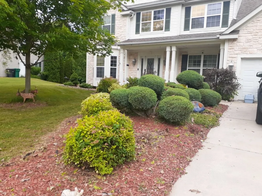 Local garden landscaping in Milwaukee, WI by Mondo's Full Service Lawn Care
