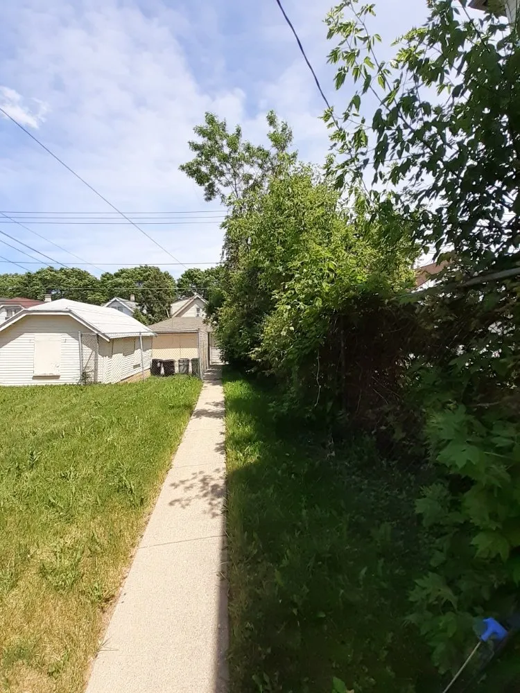 Professional landscaping services near you in Milwaukee, WI by Mondo's Full Service Lawn Care