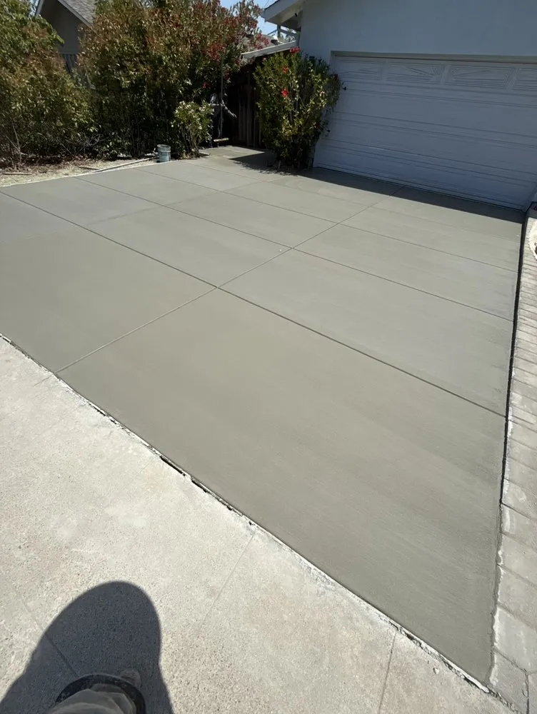 Expert yard maintenance for residential properties in San Martin, CA by Montoyas Landscaping