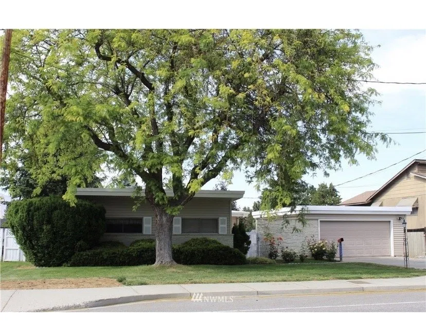 Local landscape installation in Wenatchee, WA by Moongate Landscaping & Construction