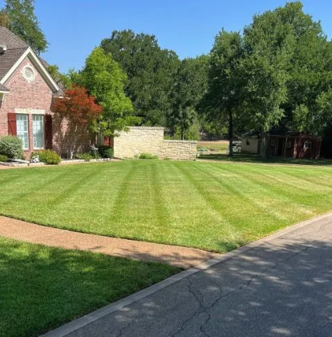 Trusted yard maintenance in Holland, TX - Moon's Pro Lawn Care