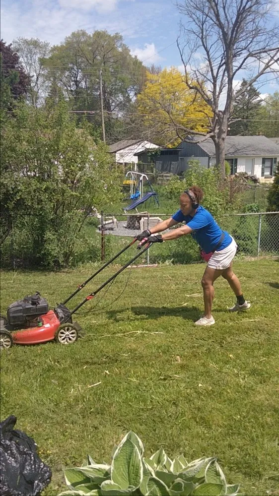 Affordable yard maintenance in Milwaukee, WI by Moorish Express Line Services