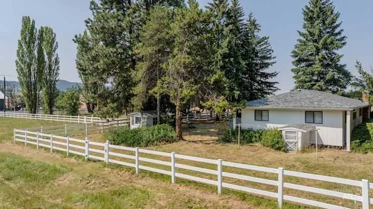 Expert outdoor landscaping in Moscow, ID by Morris & Company Freelancing