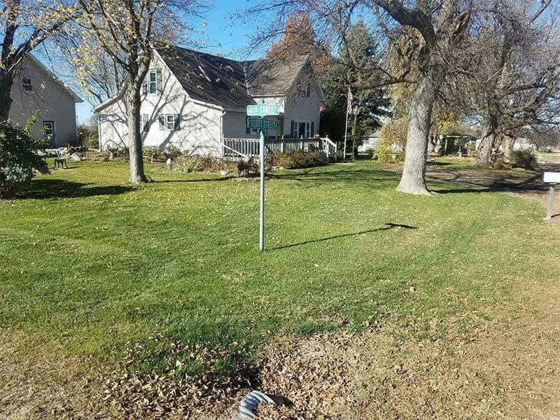 Affordable lawn mowing service experts serving Lincoln, NE - Mosley Yardworks