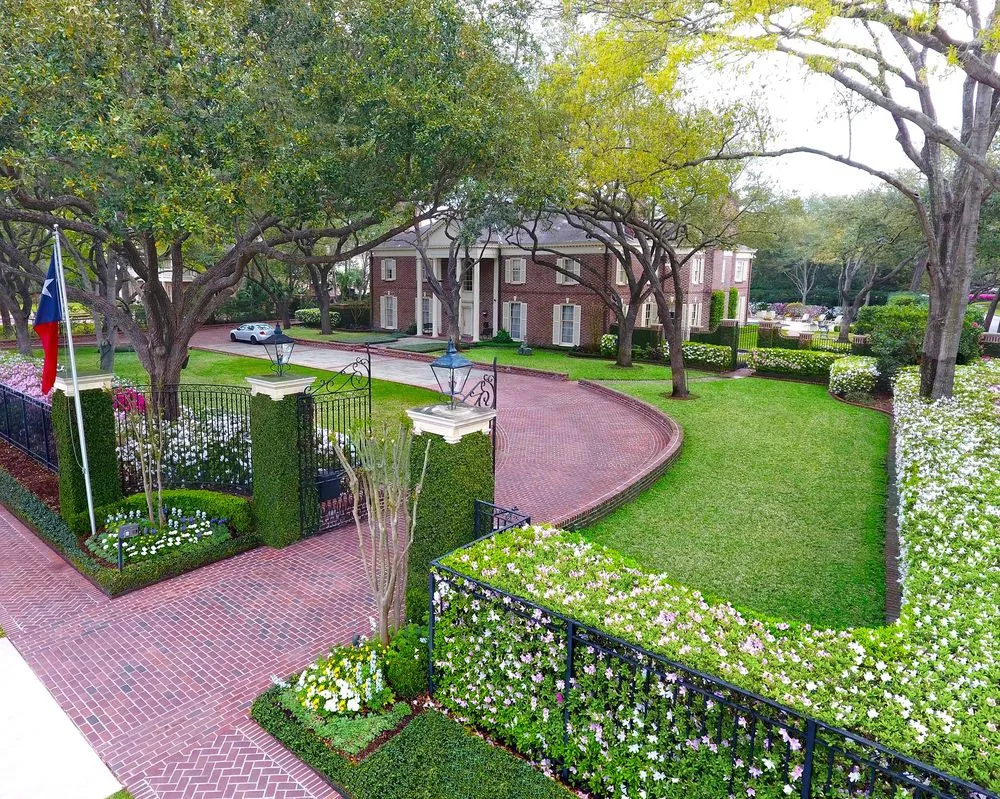 Affordable landscape design for year-round maintenance in Houston, TX by Moss Landscaping