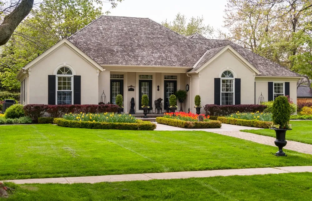 Reliable lawn care service for residential properties across Kenner, LA - Moss Landscaping