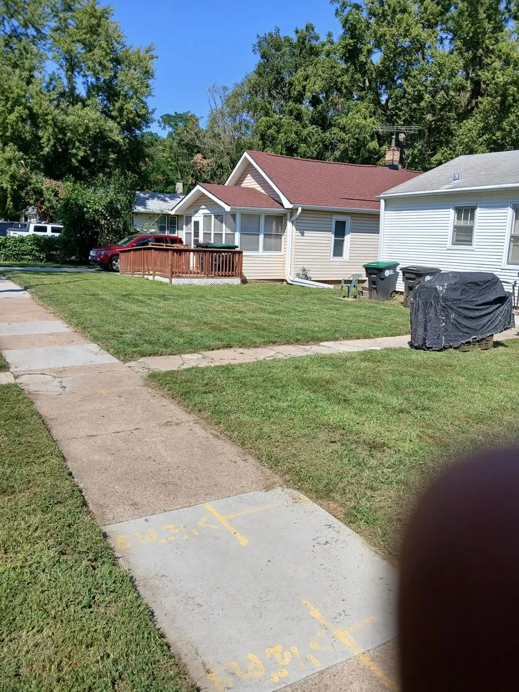 Expert lawn mowing service in Omaha, NE - Moss Mowing And More