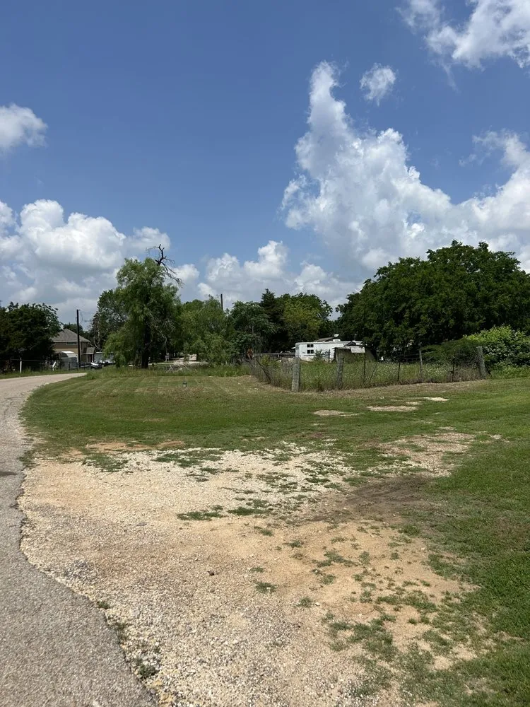 Expert lawn mowing service experts serving Smithville, TX - Mow and Go Lawncare