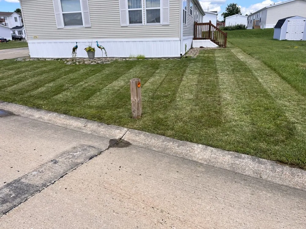 Top-rated lawn mowing service in Marion, IA by Mow and Go