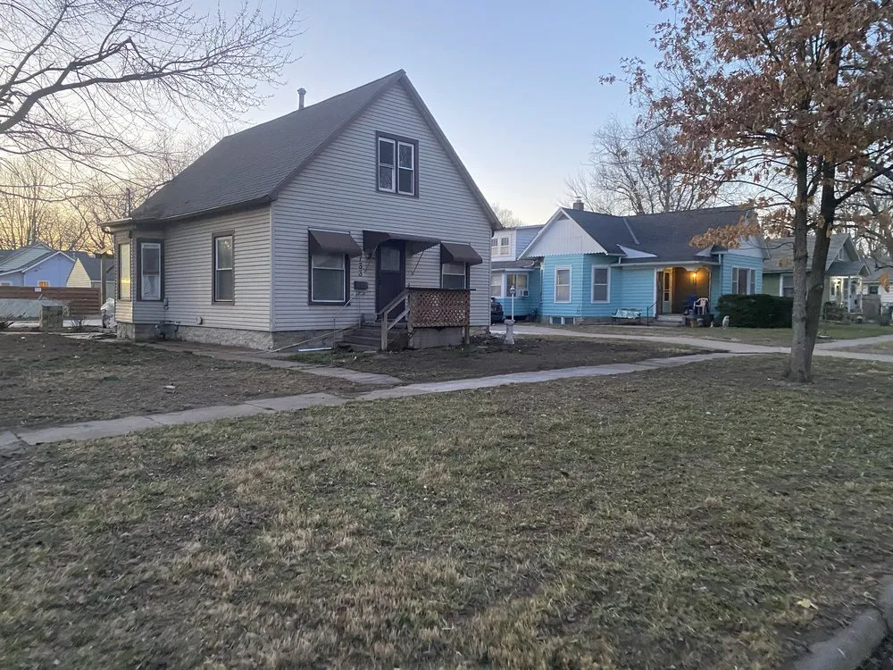 Professional lawn care service experts serving Topeka, KS - Mow N More