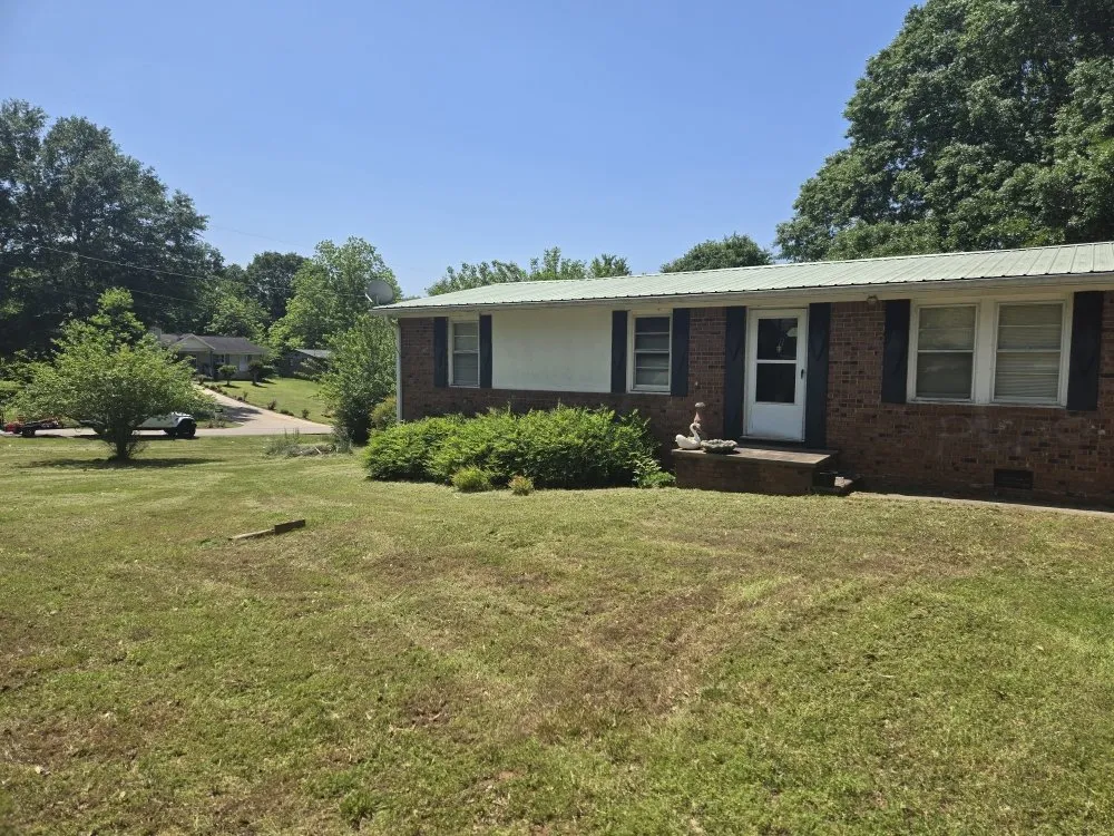 Custom lawn mowing service in Gainesville, GA by Mow Time