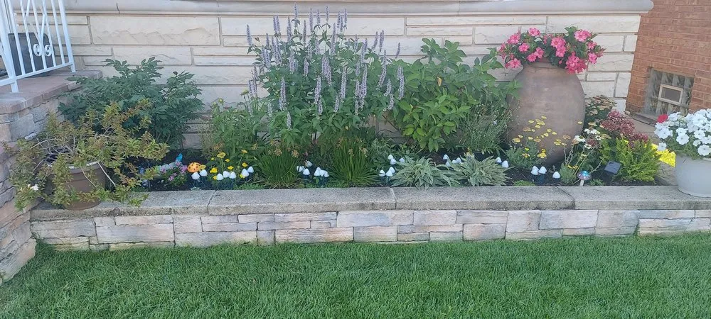 Local outdoor landscaping experts serving Chicago, IL - Mowers and Rakers