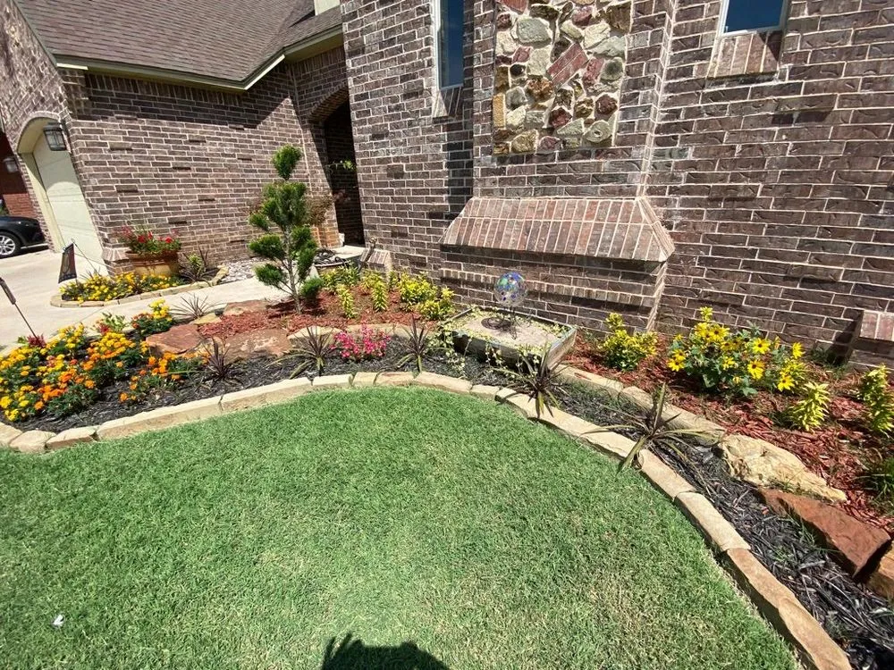 Professional lawn mowing service experts serving Yukon, OK - Mowgistics