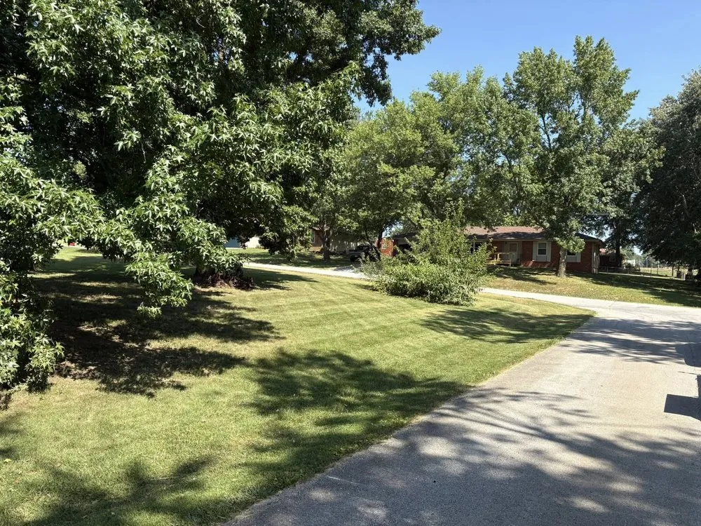 Expert yard maintenance for residential properties in Republic, MO by Mowraculous