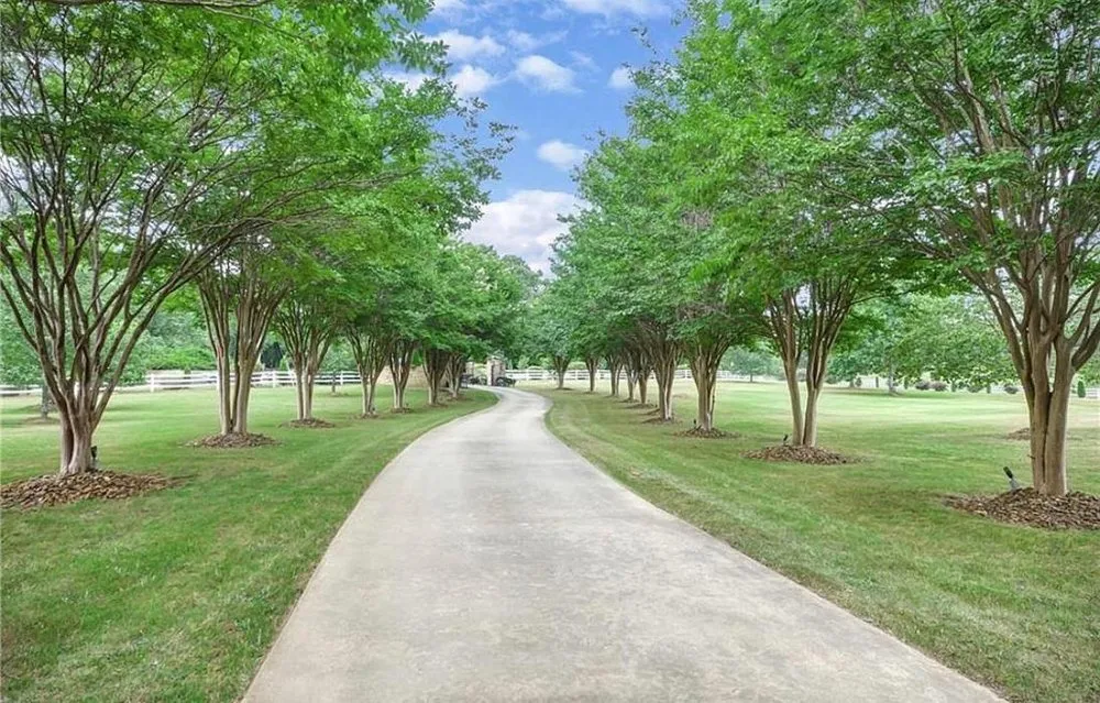 Top-rated yard maintenance for beautiful yards in Powder Springs, GA by Mowtown Lawn Care