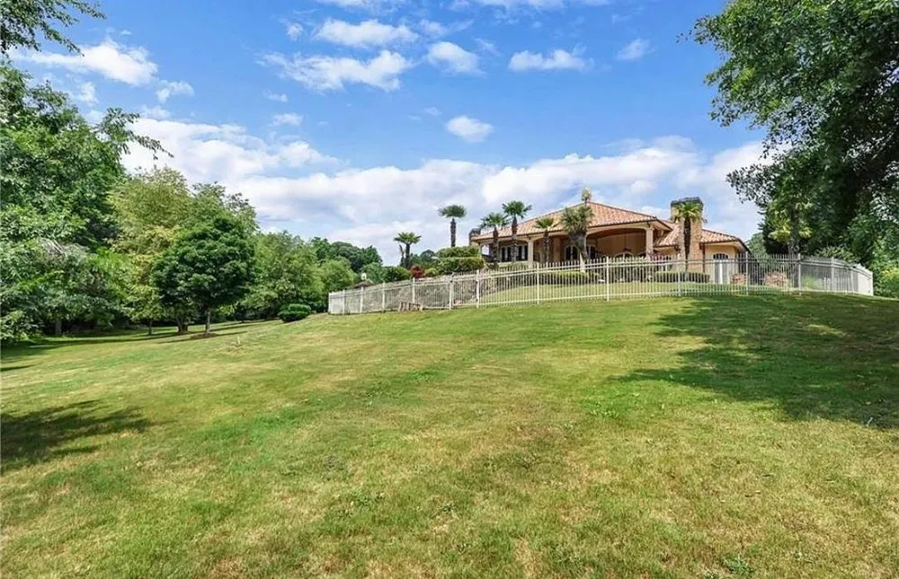 Local lawn mowing service experts serving Powder Springs, GA - Mowtown Lawn Care