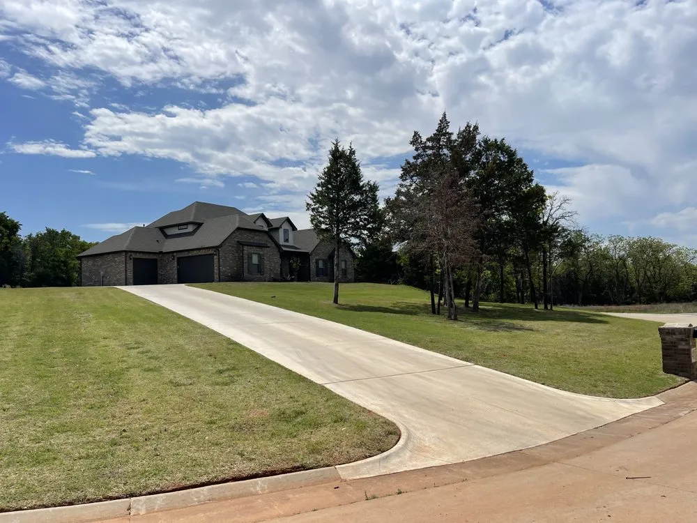 Expert lawn mowing service in Moore, OK - Mowzilla