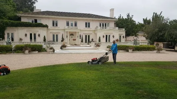 Moy's Landscaping Logo