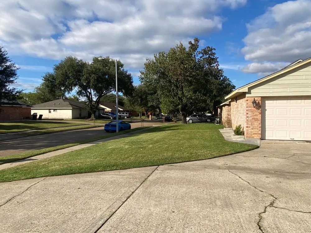 Expert garden landscaping in Houston, TX by Mr Avalos Lawn Service