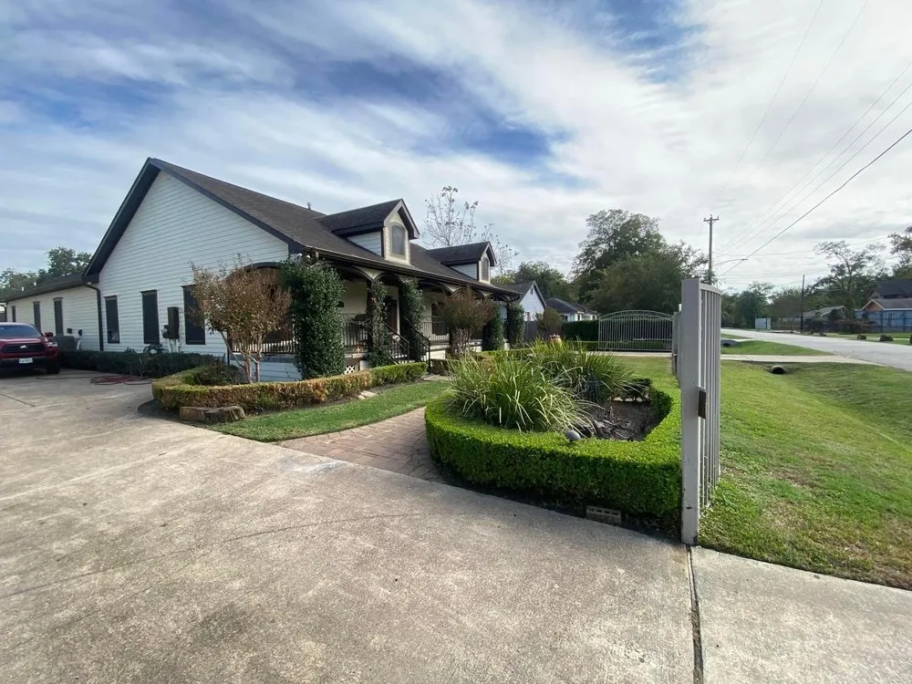 Custom lawn care service experts serving Houston, TX - Mr Avalos Lawn Service