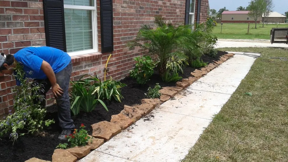 Custom garden landscaping in Santa Fe, TX by Mr Green Lawn Services