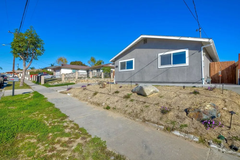 Top-rated lawn care service for homes in Vista, CA by Mr. Martinez Landscaping