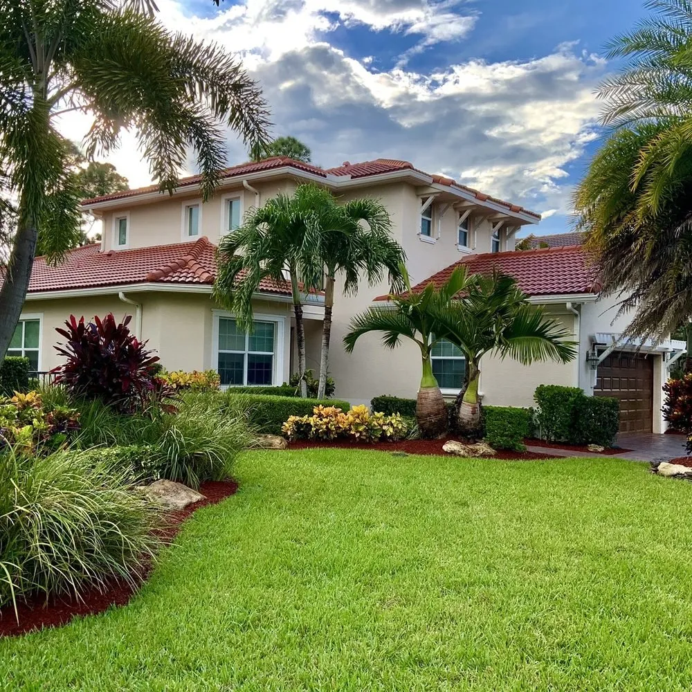 Local yard maintenance experts serving St. Petersburg, FL - M&R Mowing Pros