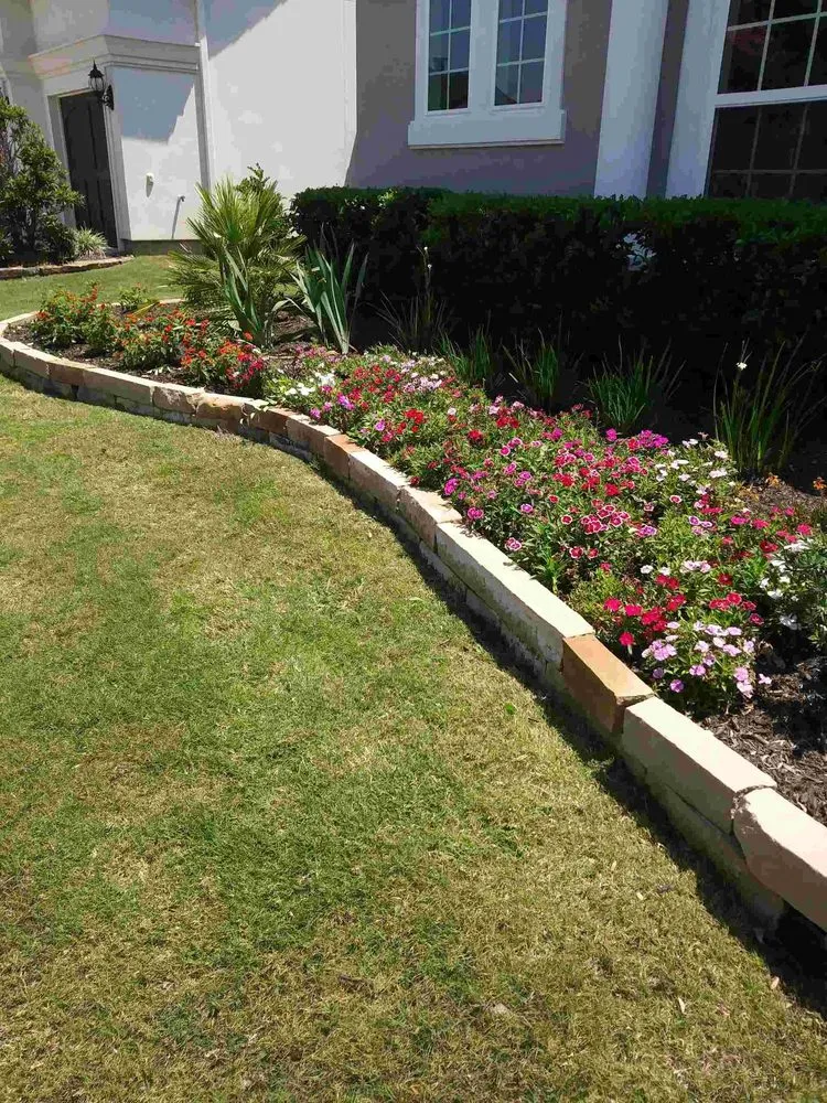 Custom lawn care service in Houston, TX by Mr. Rodriguez Lawn Services