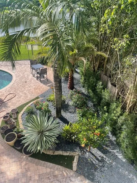 Affordable landscaping services experts serving Coral Springs, FL - Mr Rogers Landscape Service