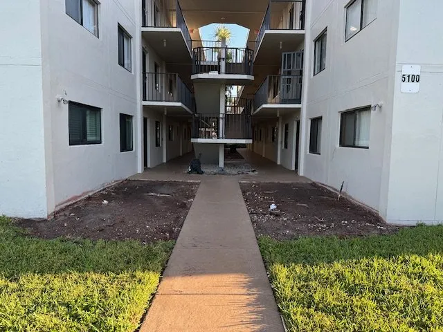 Expert lawn mowing service in Coral Springs, FL - Mr Rogers Landscape Service