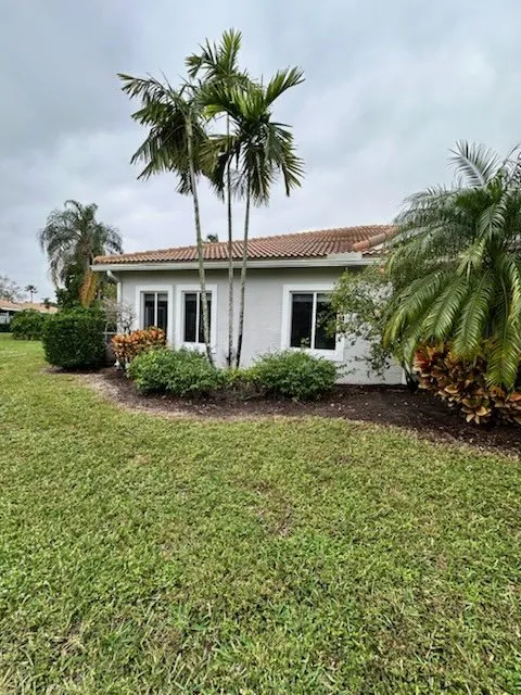 Custom outdoor landscaping in Coral Springs, FL - Mr Rogers Landscape Service