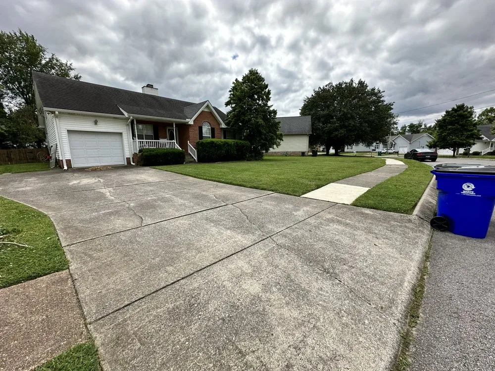 Affordable landscape design for homes in Mt. Juliet, TN by MrGreenTrades
