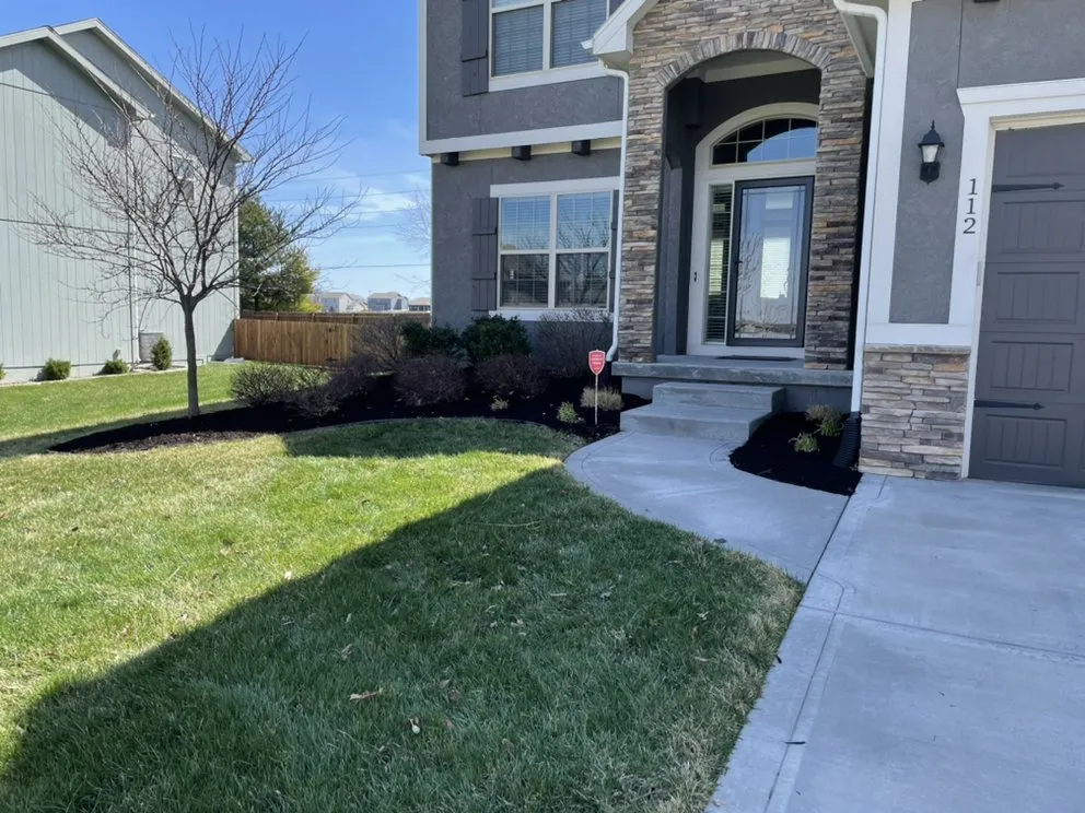 Custom lawn care service in Lee's Summit, MO - MULCH KC